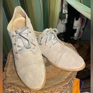 Hush Puppies Beige Oxfords with Textured Leather and Rubber Sole